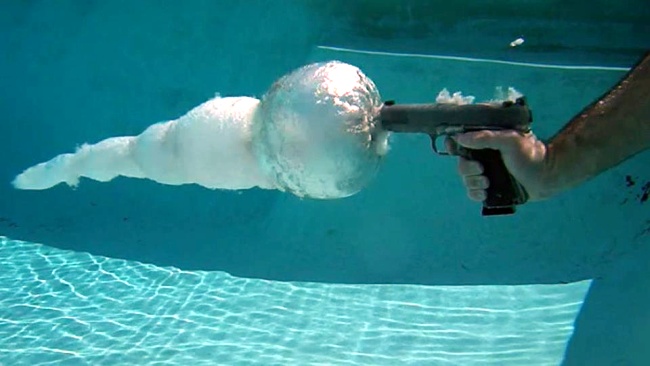 Είναι τρελοί οι Αμερικάνοι. Ένας αμερικάνος τρελός και παλαβός με τα όπλα μπήκε στην πισίνα και φωτογράφησε έναν υποβρύχιο πυροβολισμό!